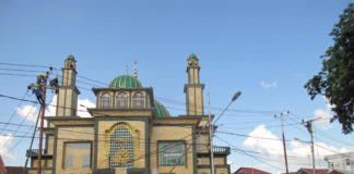 Edi Kamtono: Kami Mau Total dan Tuntas DIPINDAHKAN. Petugas PLN memindahkan tiang listrik yang berada di badan Jalan Dr Wahidin, kemarin. Maulidi Murni-RK