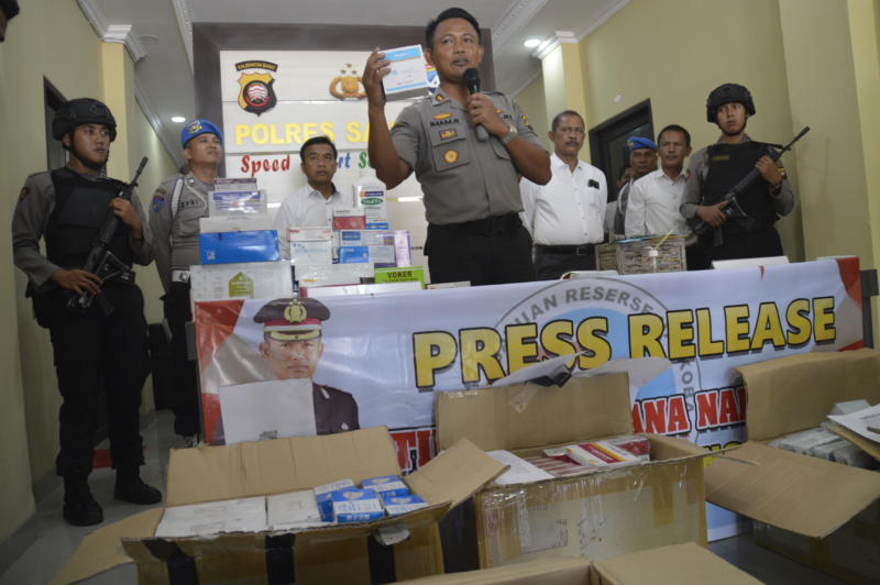 Kapolres Sanggau, AKBP Imam Riyadi menggelar press release pengungkapan beberapa kasus, termasuk kasus narkoba di Lapas, Senin (23/7) di Mapolres Sanggau—Kiram Akbar