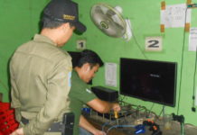 90 Persen Warnet di Pontianak Tak Berizin SITA. Anggota Satpol PP Kota Pontianak mengemasi playstasion di sebuah kios di Jalan Tanjung Raya II, Pontianak Timur, Minggu (15/7) sekira pukul 00.30 WIB--Andi Ridwansyah-RK