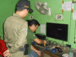 90 Persen Warnet di Pontianak Tak Berizin SITA. Anggota Satpol PP Kota Pontianak mengemasi playstasion di sebuah kios di Jalan Tanjung Raya II, Pontianak Timur, Minggu (15/7) sekira pukul 00.30 WIB--Andi Ridwansyah-RK