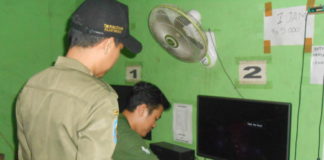 90 Persen Warnet di Pontianak Tak Berizin SITA. Anggota Satpol PP Kota Pontianak mengemasi playstasion di sebuah kios di Jalan Tanjung Raya II, Pontianak Timur, Minggu (15/7) sekira pukul 00.30 WIB--Andi Ridwansyah-RK