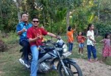 Bupati dan Wabup Naik Motor Demi Resmikan Gereja DEMI GEREJA. Bupati Sekadau, Rupinus SH MSi harus mengendarai sepeda motor demi meresmikan Gereja Soruk Loyang di Desa Lembah Beringin, Kecamatan Nanga Mahap, Jumat (13/7). Hartono Humas Pemkab Sekadau for Rakyat Kalbar. Abdu Syukri