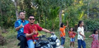Bupati dan Wabup Naik Motor Demi Resmikan Gereja DEMI GEREJA. Bupati Sekadau, Rupinus SH MSi harus mengendarai sepeda motor demi meresmikan Gereja Soruk Loyang di Desa Lembah Beringin, Kecamatan Nanga Mahap, Jumat (13/7). Hartono Humas Pemkab Sekadau for Rakyat Kalbar. Abdu Syukri