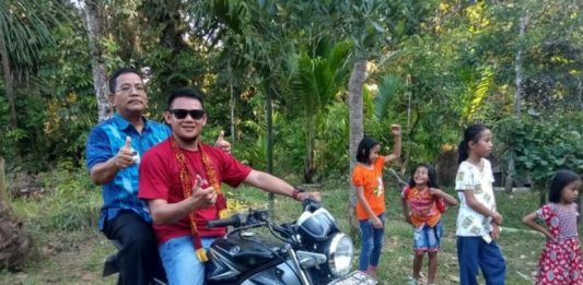 Bupati dan Wabup Naik Motor Demi Resmikan Gereja DEMI GEREJA. Bupati Sekadau, Rupinus SH MSi harus mengendarai sepeda motor demi meresmikan Gereja Soruk Loyang di Desa Lembah Beringin, Kecamatan Nanga Mahap, Jumat (13/7). Hartono Humas Pemkab Sekadau for Rakyat Kalbar. Abdu Syukri