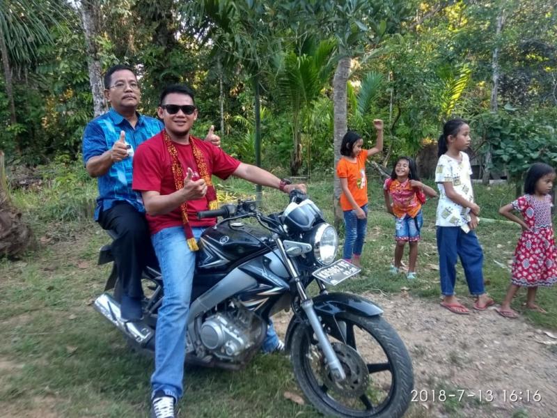 DEMI GEREJA. Bupati Sekadau, Rupinus SH MSi harus mengendarai sepeda motor demi meresmikan Gereja Soruk Loyang di Desa Lembah Beringin, Kecamatan Nanga Mahap, Jumat (13/7). Hartono Humas Pemkab Sekadau for Rakyat Kalbar. Abdu Syukri