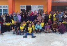 Kafilah Kayong Utara Bawa Pulang Empat Piala Diabadikan. Panitia dan kafilah Kayong Utara diabadikan usai kegiatan MTQ di Kabupaten Mempawah, beberapa waktu lalu. Humas for Rakyat Kalbar