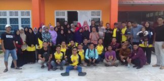 Kafilah Kayong Utara Bawa Pulang Empat Piala Diabadikan. Panitia dan kafilah Kayong Utara diabadikan usai kegiatan MTQ di Kabupaten Mempawah, beberapa waktu lalu. Humas for Rakyat Kalbar