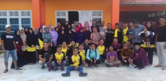 Kafilah Kayong Utara Bawa Pulang Empat Piala Diabadikan. Panitia dan kafilah Kayong Utara diabadikan usai kegiatan MTQ di Kabupaten Mempawah, beberapa waktu lalu. Humas for Rakyat Kalbar