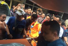 14 Hari Observasi di RSJ EVAKUASI. Polisi mengevakuasi jasad korban pembunuhan di Gang Landak Jalan Tanjungpura Kecamatan Pontianak Selatan, Kamis sore (5/7). Andi Ridwansyah-RK