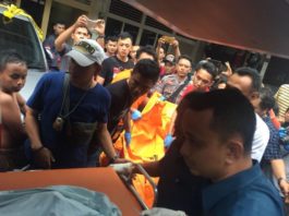 Ibu Kandung Hartono Azas Dibunuh EVAKUASI. Polisi mengevakuasi jasad korban pembunuhan di Gang Landak Jalan Tanjungpura Kecamatan Pontianak Selatan, Kamis sore (5/7). Andi Ridwansyah-RK