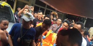 14 Hari Observasi di RSJ EVAKUASI. Polisi mengevakuasi jasad korban pembunuhan di Gang Landak Jalan Tanjungpura Kecamatan Pontianak Selatan, Kamis sore (5/7). Andi Ridwansyah-RK
