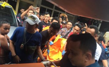 Ibu Kandung Hartono Azas Dibunuh EVAKUASI. Polisi mengevakuasi jasad korban pembunuhan di Gang Landak Jalan Tanjungpura Kecamatan Pontianak Selatan, Kamis sore (5/7). Andi Ridwansyah-RK