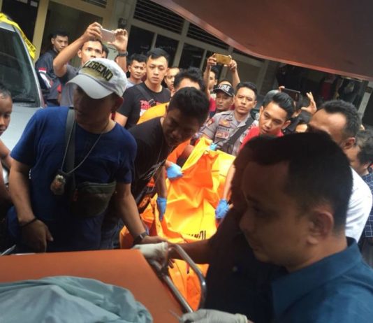 Ibu Kandung Hartono Azas Dibunuh EVAKUASI. Polisi mengevakuasi jasad korban pembunuhan di Gang Landak Jalan Tanjungpura Kecamatan Pontianak Selatan, Kamis sore (5/7). Andi Ridwansyah-RK