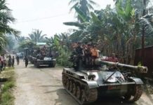Yonkav 12/BC dan Pelajar SD ‘Jalan-jalan’ Pakai Tank NAIK TANK. Para pelajar SD 17 di Desa Purun Kecil menaiki kendaraan tempur jenis tank bersama prajurit Yonkav 12/BC, Jumat (27/7)--Pendam XII Tpr for RK