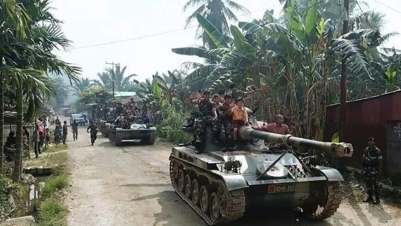 NAIK TANK. Para pelajar SD 17 di Desa Purun Kecil menaiki kendaraan tempur jenis tank bersama prajurit Yonkav 12/BC, Jumat (27/7)--Pendam XII Tpr for RK