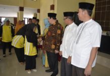 Tingkatkan Prestasi dan Interaksi dengan Alquran Pelepasan. Penjabat Bupati Kayong Utara, Dr H Syarif Yusniarsyah melepas para kafilah Kabupaten Kayong Utara. Untuk mengikuti MTQ Tingkat Provinsi Kalbar ke-XXVII di Balai Nirmala, Sukadana, Sabtu (30/6). Humas for Rakyat Kalbar