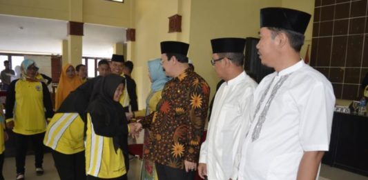Tingkatkan Prestasi dan Interaksi dengan Alquran Pelepasan. Penjabat Bupati Kayong Utara, Dr H Syarif Yusniarsyah melepas para kafilah Kabupaten Kayong Utara. Untuk mengikuti MTQ Tingkat Provinsi Kalbar ke-XXVII di Balai Nirmala, Sukadana, Sabtu (30/6). Humas for Rakyat Kalbar