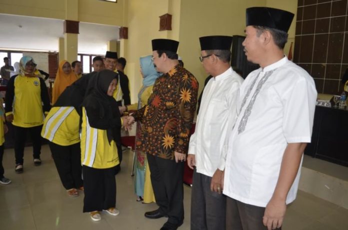 Pelepasan. Penjabat Bupati Kayong Utara, Dr H Syarif Yusniarsyah melepas para kafilah Kabupaten Kayong Utara. Untuk mengikuti MTQ Tingkat Provinsi Kalbar ke-XXVII di Balai Nirmala, Sukadana, Sabtu (30/6). Humas for Rakyat Kalbar