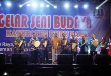 Pagelaran Seni Budaya Meriahkan HUT Kabupaten Kubu Raya Ke-11 Seni dan Budaya. Pagelaran seni dan budaya dibuka oleh Bupati Kubu Raya, H Rusman Ali didampingi Pj Sekda Kubu Raya, H Odang Prasetyo serta Forkopimda Kubu Raya. Dengan memukul rebana di halaman Kantor Bupati Kubu Raya, Senin (9/7) malam. Syamsul Arifin/RK.
