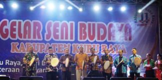 Pagelaran Seni Budaya Meriahkan HUT Kabupaten Kubu Raya Ke-11 Seni dan Budaya. Pagelaran seni dan budaya dibuka oleh Bupati Kubu Raya, H Rusman Ali didampingi Pj Sekda Kubu Raya, H Odang Prasetyo serta Forkopimda Kubu Raya. Dengan memukul rebana di halaman Kantor Bupati Kubu Raya, Senin (9/7) malam. Syamsul Arifin/RK.