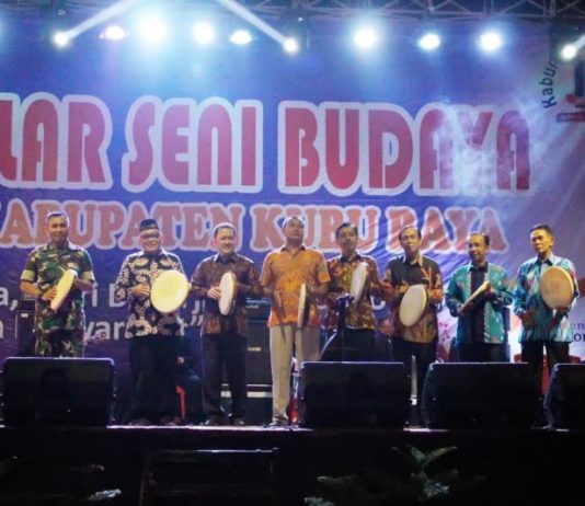 Pagelaran Seni Budaya Meriahkan HUT Kabupaten Kubu Raya Ke-11 Seni dan Budaya. Pagelaran seni dan budaya dibuka oleh Bupati Kubu Raya, H Rusman Ali didampingi Pj Sekda Kubu Raya, H Odang Prasetyo serta Forkopimda Kubu Raya. Dengan memukul rebana di halaman Kantor Bupati Kubu Raya, Senin (9/7) malam. Syamsul Arifin/RK.