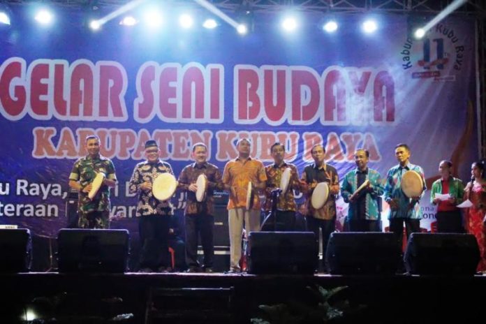 Seni dan Budaya. Pagelaran seni dan budaya dibuka oleh Bupati Kubu Raya, H Rusman Ali didampingi Pj Sekda Kubu Raya, H Odang Prasetyo serta Forkopimda Kubu Raya. Dengan memukul rebana di halaman Kantor Bupati Kubu Raya, Senin (9/7) malam. Syamsul Arifin/RK.