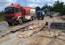 Gorong-gorong Pecah, Jalan Nanga Pinoh-Sintang Nyaris Putus Gorong-gorong Pecah. Beginilah kondisi jalan Nanga Pinoh-Sintang yang nyaris putus akibat gorong-gorong pecah, sehingga air membanjiri ruas jalan serta mengganggu kelancaran arus lalu lintas jalan. Susilo for Rakyat Kalbar
