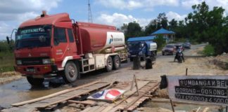 Gorong-gorong Pecah, Jalan Nanga Pinoh-Sintang Nyaris Putus Gorong-gorong Pecah. Beginilah kondisi jalan Nanga Pinoh-Sintang yang nyaris putus akibat gorong-gorong pecah, sehingga air membanjiri ruas jalan serta mengganggu kelancaran arus lalu lintas jalan. Susilo for Rakyat Kalbar