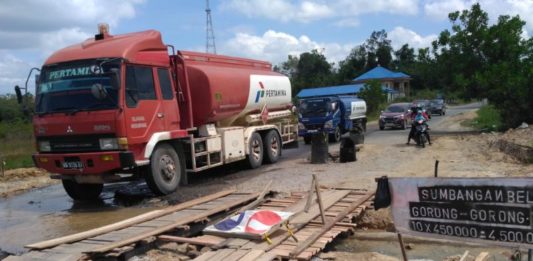 Gorong-gorong Pecah, Jalan Nanga Pinoh-Sintang Nyaris Putus Gorong-gorong Pecah. Beginilah kondisi jalan Nanga Pinoh-Sintang yang nyaris putus akibat gorong-gorong pecah, sehingga air membanjiri ruas jalan serta mengganggu kelancaran arus lalu lintas jalan. Susilo for Rakyat Kalbar
