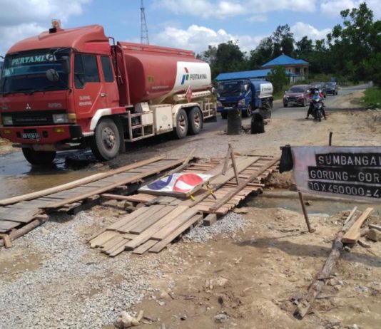 Gorong-gorong Pecah, Jalan Nanga Pinoh-Sintang Nyaris Putus Gorong-gorong Pecah. Beginilah kondisi jalan Nanga Pinoh-Sintang yang nyaris putus akibat gorong-gorong pecah, sehingga air membanjiri ruas jalan serta mengganggu kelancaran arus lalu lintas jalan. Susilo for Rakyat Kalbar