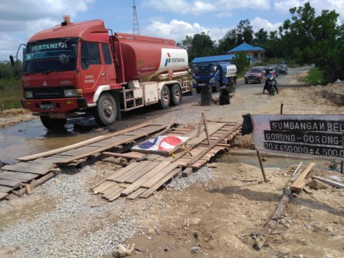 Gorong-gorong Pecah. Beginilah kondisi jalan Nanga Pinoh-Sintang yang nyaris putus akibat gorong-gorong pecah, sehingga air membanjiri ruas jalan serta mengganggu kelancaran arus lalu lintas jalan. Susilo for Rakyat Kalbar