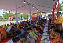 Tradisi Saprah untuk Mendekatkan Masyarakat dan Pemerintah Saprahan. Bupati Kubu Raya, H Rusman Ali memimpin makan saprahan bersama masyarakat dan sejumlah tokoh masyarakat di halaman Kantor Bupati Kubu Raya, Kamis (12/7). Syamsul Arifin/RK.