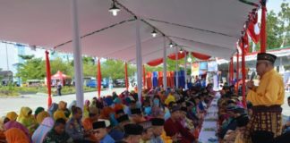 Tradisi Saprah untuk Mendekatkan Masyarakat dan Pemerintah Saprahan. Bupati Kubu Raya, H Rusman Ali memimpin makan saprahan bersama masyarakat dan sejumlah tokoh masyarakat di halaman Kantor Bupati Kubu Raya, Kamis (12/7). Syamsul Arifin/RK.