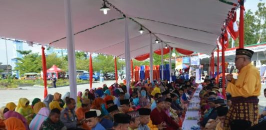 Tradisi Saprah untuk Mendekatkan Masyarakat dan Pemerintah Saprahan. Bupati Kubu Raya, H Rusman Ali memimpin makan saprahan bersama masyarakat dan sejumlah tokoh masyarakat di halaman Kantor Bupati Kubu Raya, Kamis (12/7). Syamsul Arifin/RK.