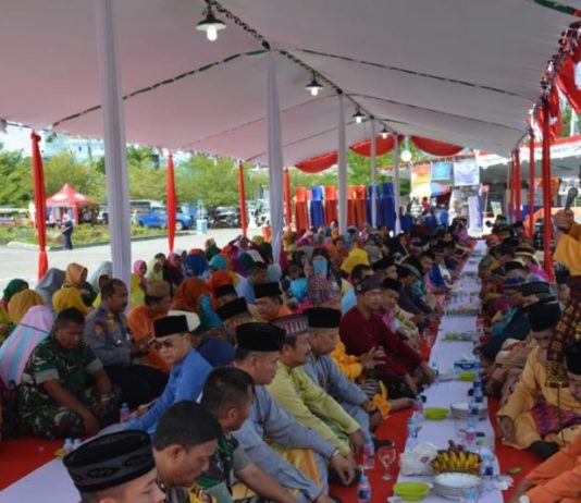 Tradisi Saprah untuk Mendekatkan Masyarakat dan Pemerintah Saprahan. Bupati Kubu Raya, H Rusman Ali memimpin makan saprahan bersama masyarakat dan sejumlah tokoh masyarakat di halaman Kantor Bupati Kubu Raya, Kamis (12/7). Syamsul Arifin/RK.