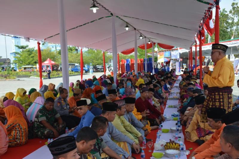 Saprahan. Bupati Kubu Raya, H Rusman Ali memimpin makan saprahan bersama masyarakat dan sejumlah tokoh masyarakat di halaman Kantor Bupati Kubu Raya, Kamis (12/7). Syamsul Arifin/RK.