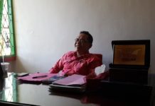 SMA Negeri 1 Sungai Raya Raih Segudang Prestasi Ramah. Kepala SMA Negeri 1 Sungai Raya, Sukandi, S.Pd, M.Si begitu ramah melayani pertanyaan wartawan Rakyat Kalbar yang mewawancarainya di ruang kerjanya, Jumat (13/7). Andry Soe/Rakyat Kalbar