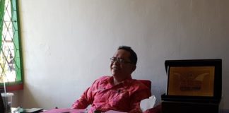 SMA Negeri 1 Sungai Raya Raih Segudang Prestasi Ramah. Kepala SMA Negeri 1 Sungai Raya, Sukandi, S.Pd, M.Si begitu ramah melayani pertanyaan wartawan Rakyat Kalbar yang mewawancarainya di ruang kerjanya, Jumat (13/7). Andry Soe/Rakyat Kalbar