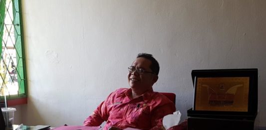 SMA Negeri 1 Sungai Raya Raih Segudang Prestasi Ramah. Kepala SMA Negeri 1 Sungai Raya, Sukandi, S.Pd, M.Si begitu ramah melayani pertanyaan wartawan Rakyat Kalbar yang mewawancarainya di ruang kerjanya, Jumat (13/7). Andry Soe/Rakyat Kalbar