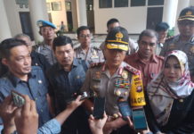 Komisi I Verifikasi Pemberitaan Kerja Sama Polisi dan Polisi Tiongkok Penjelasan Kapolda. Kapolda Kalbar, Irjen Pol Didi Haryono memberikan penjelasan usai menghadiri rapat bersama Komisi I DPRD Provinsi Kalbar di Gedung Parlemen Kalbar, Senin (16/7). Zainudin/RK.