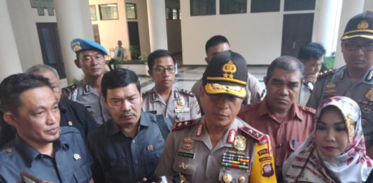 Komisi I Verifikasi Pemberitaan Kerja Sama Polisi dan Polisi Tiongkok Penjelasan Kapolda. Kapolda Kalbar, Irjen Pol Didi Haryono memberikan penjelasan usai menghadiri rapat bersama Komisi I DPRD Provinsi Kalbar di Gedung Parlemen Kalbar, Senin (16/7). Zainudin/RK.