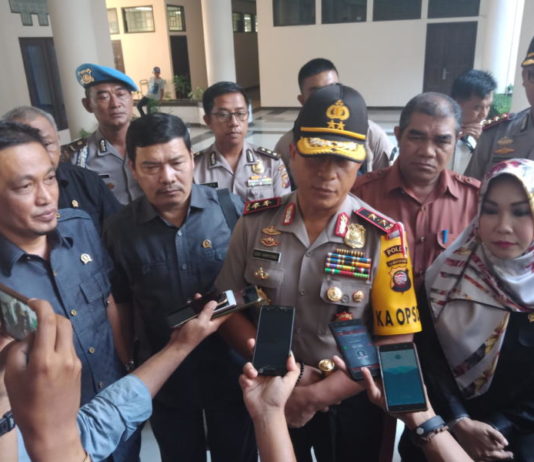 Komisi I Verifikasi Pemberitaan Kerja Sama Polisi dan Polisi Tiongkok Penjelasan Kapolda. Kapolda Kalbar, Irjen Pol Didi Haryono memberikan penjelasan usai menghadiri rapat bersama Komisi I DPRD Provinsi Kalbar di Gedung Parlemen Kalbar, Senin (16/7). Zainudin/RK.