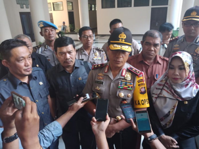 Penjelasan Kapolda. Kapolda Kalbar, Irjen Pol Didi Haryono memberikan penjelasan usai menghadiri rapat bersama Komisi I DPRD Provinsi Kalbar di Gedung Parlemen Kalbar, Senin (16/7). Zainudin/RK.