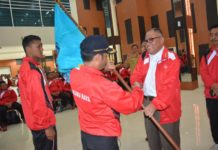 Bupati Lepas 135 Atlet Popda Penyerahan Bendera. Bupati Kubu Raya, H Rusman Ali menyerahkan bendera Kubu Raya sebagai tanda pelepasan atlet Popda Kubu Raya. Humas for Rakyat Kalbar
