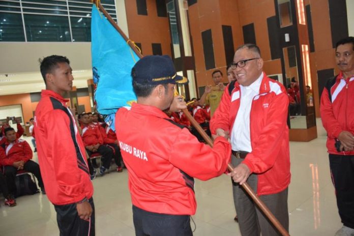 Penyerahan Bendera. Bupati Kubu Raya, H Rusman Ali menyerahkan bendera Kubu Raya sebagai tanda pelepasan atlet Popda Kubu Raya. Humas for Rakyat Kalbar