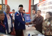 Penyerahan Berkas Pendaftaran Caleg PAN Melawi Berkas Caleg. Ketua DPD PAN Melawi, Dadi Sunarya Usfa Yursa didampingi sekretarisnya, Joni Yusman menyerahkan berkas pendaftaran caleg kepada Ketua KPU Melawi yang didampingi dua orang komisionernya di Kantor KPU Melawi, Senin (16/7). Dedi Irawan/RK.