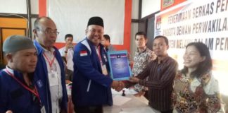 Penyerahan Berkas Pendaftaran Caleg PAN Melawi Berkas Caleg. Ketua DPD PAN Melawi, Dadi Sunarya Usfa Yursa didampingi sekretarisnya, Joni Yusman menyerahkan berkas pendaftaran caleg kepada Ketua KPU Melawi yang didampingi dua orang komisionernya di Kantor KPU Melawi, Senin (16/7). Dedi Irawan/RK.