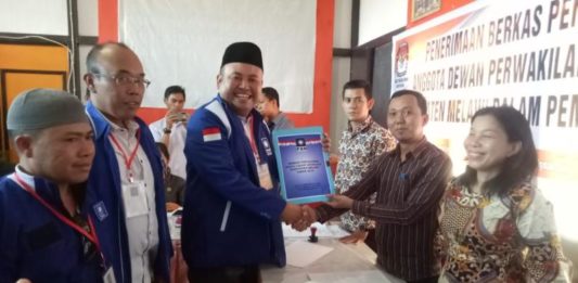 Penyerahan Berkas Pendaftaran Caleg PAN Melawi Berkas Caleg. Ketua DPD PAN Melawi, Dadi Sunarya Usfa Yursa didampingi sekretarisnya, Joni Yusman menyerahkan berkas pendaftaran caleg kepada Ketua KPU Melawi yang didampingi dua orang komisionernya di Kantor KPU Melawi, Senin (16/7). Dedi Irawan/RK.
