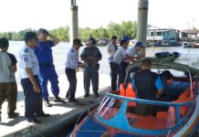 Abaikan Peralatan Keselamatan Penumpang, Moda Transportasi Air Terancam Disanksi Periksa Kelengkapan. Tim gabungan melakukan pemeriksaan peralatan keselamatan penumpang terhadap moda transportasi air di Teluk Batang, Rabu (187). Warga for Rakyat Kalbar