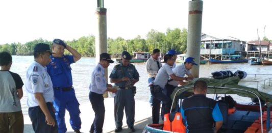 Abaikan Peralatan Keselamatan Penumpang, Moda Transportasi Air Terancam Disanksi Periksa Kelengkapan. Tim gabungan melakukan pemeriksaan peralatan keselamatan penumpang terhadap moda transportasi air di Teluk Batang, Rabu (187). Warga for Rakyat Kalbar